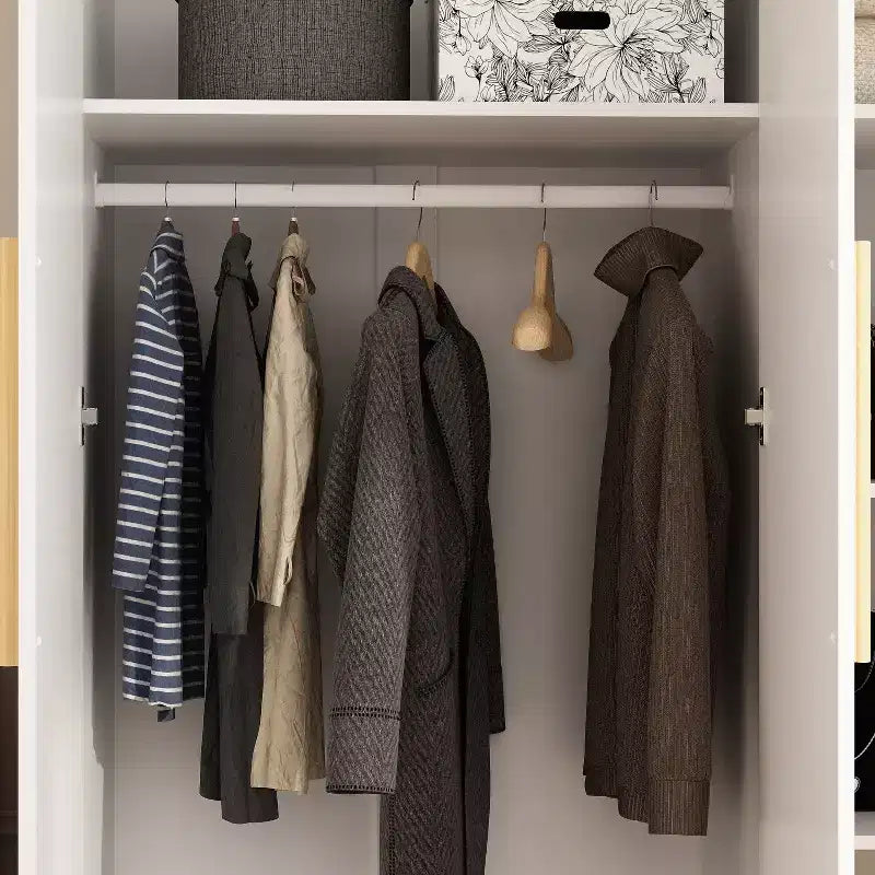 Armoire 3 portes blanche avec poignées en bois, usage adulte
