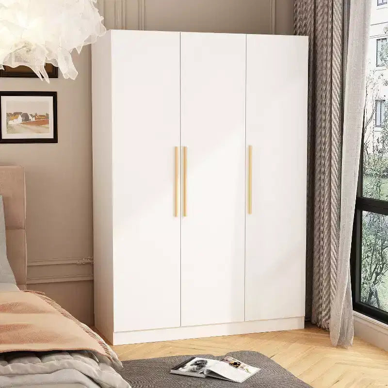 Armoire 3 portes blanche avec poignées en bois, usage adulte