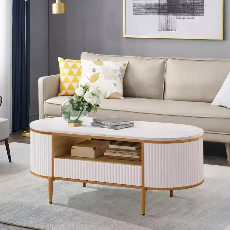 Table basse ovale blanche avec plateau en faux marbre et cadre en métal