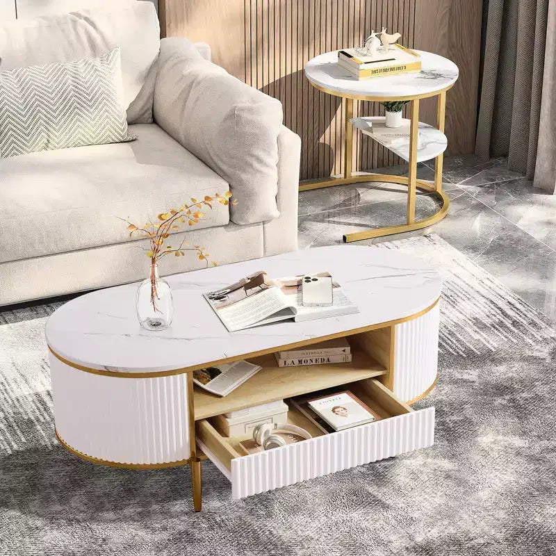 Table basse ovale blanche avec plateau en faux marbre et cadre en métal