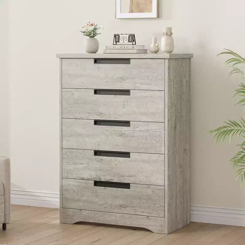 Commode à 5 tiroirs en bois naturel avec poignées intégrées