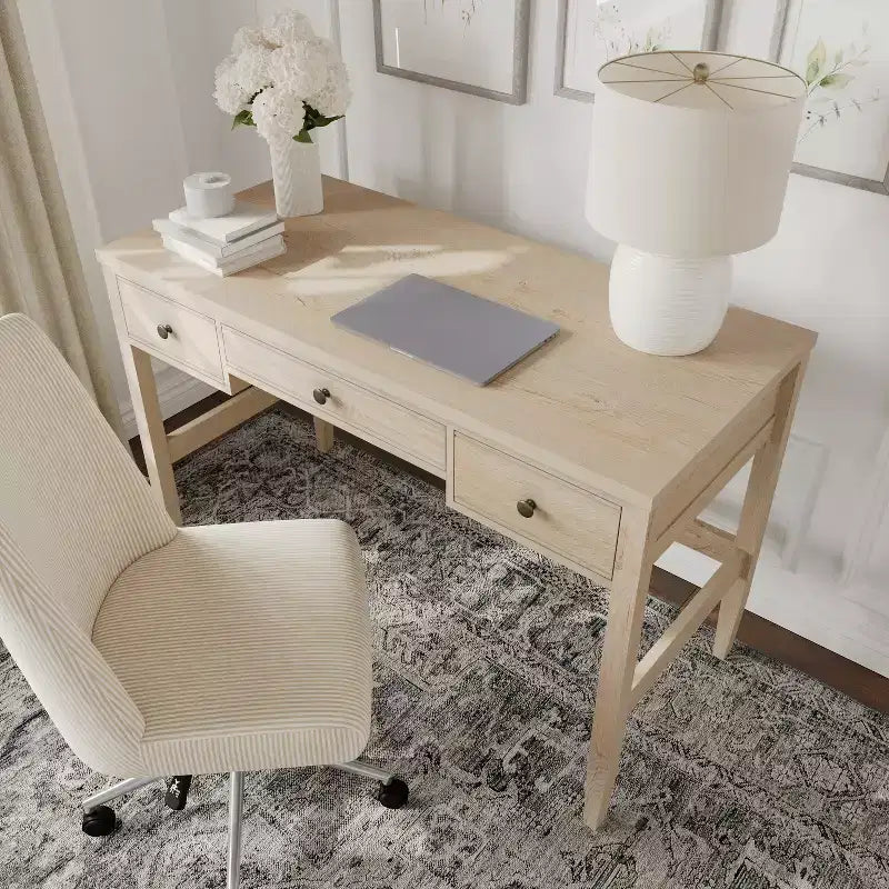 Bureau de travail Martha Stewart Rhett pour bureau à domicile, avec pieds fuselés, en couleur bois clair naturel avec ferrures bronze antique