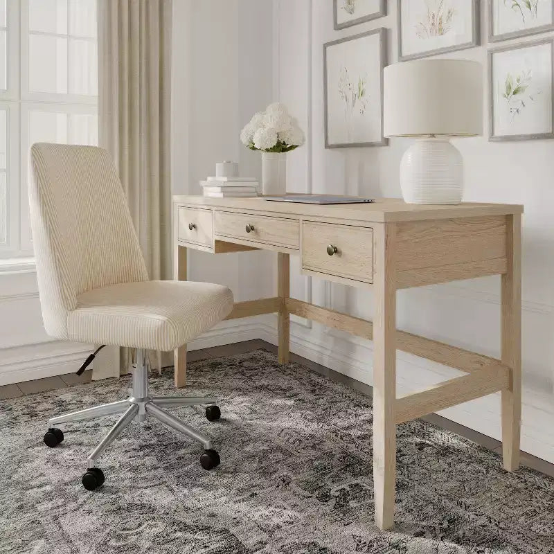 Bureau de travail Martha Stewart Rhett pour bureau à domicile, avec pieds fuselés, en couleur bois clair naturel avec ferrures bronze antique