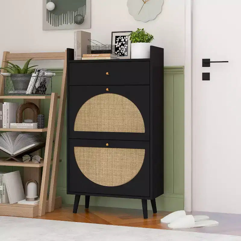 Meuble à chaussures moderne avec détails en rotin, cadre en MDF, pieds en bois de pin et 1 tiroir + 2 tiroirs basculants, unité de rangement multi-étagères - ModernLuxe
