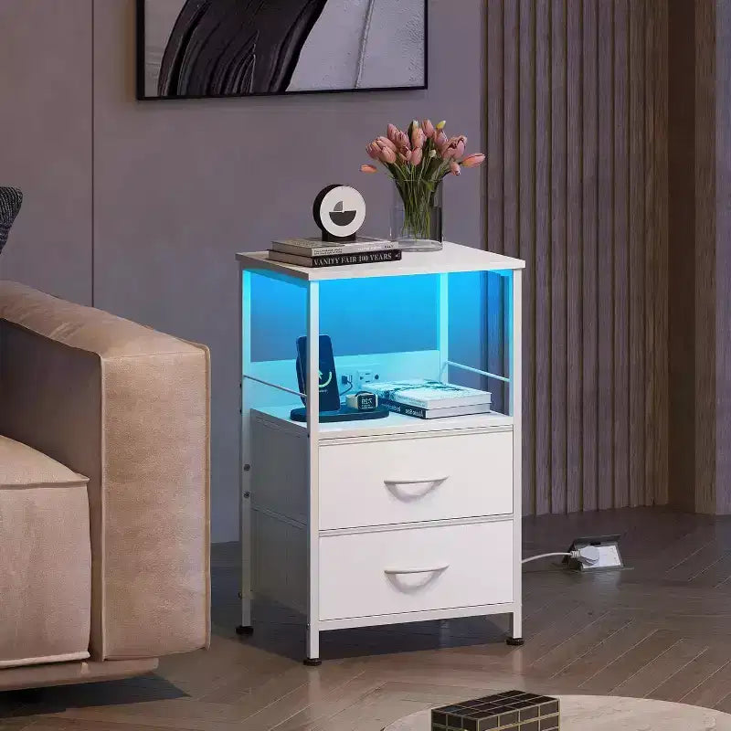 Table de chevet avec station de recharge, table de chevet LED avec 2 tiroirs en tissu, étagère de rangement, 3 ports USB et 2 prises de courant