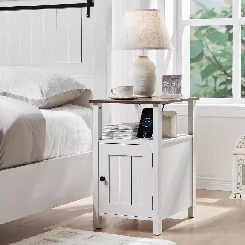 SinCiDo Lot de 2 tables de chevet de ferme avec station de recharge, tables d'appoint en bois avec porte de grange et étagères ouvertes pour chambre, salon