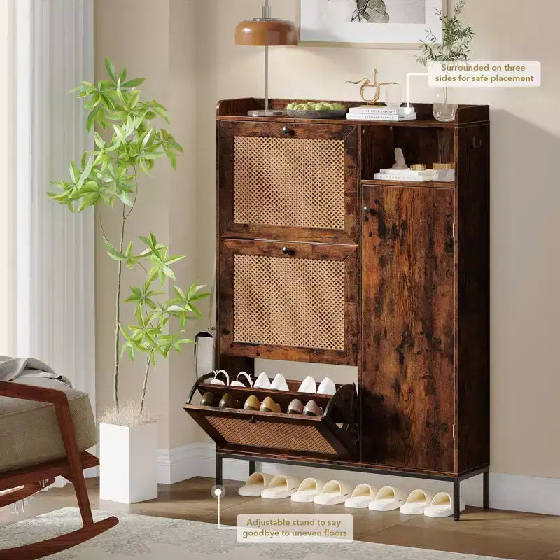 Meuble à Chaussures 3 Niveaux Acekool avec Tiroirs Basculants en Rotin Naturel, Étagères Réglables et Rangement Ouvert, Organisateur d'Entrée Disponible en Plusieurs Finitions