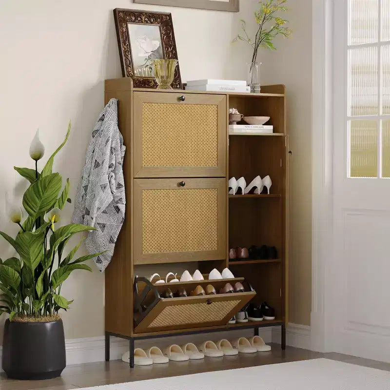 Meuble à Chaussures 3 Niveaux Acekool avec Tiroirs Basculants en Rotin Naturel, Étagères Réglables et Rangement Ouvert, Organisateur d'Entrée Disponible en Plusieurs Finitions