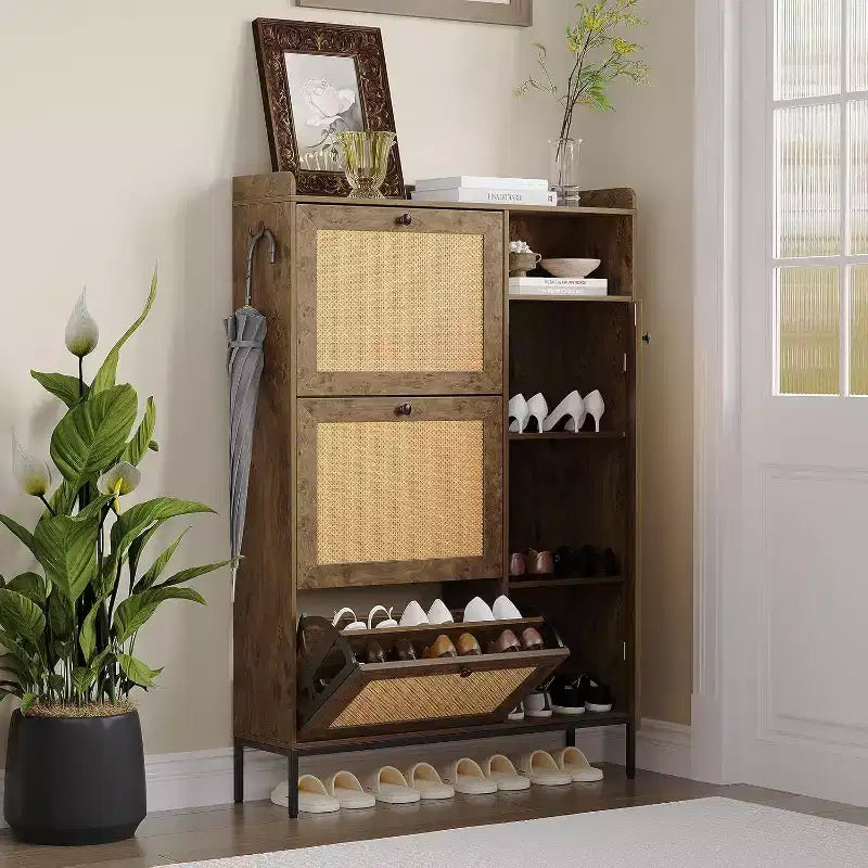 Meuble à Chaussures 3 Niveaux Acekool avec Tiroirs Basculants en Rotin Naturel, Étagères Réglables et Rangement Ouvert, Organisateur d'Entrée Disponible en Plusieurs Finitions