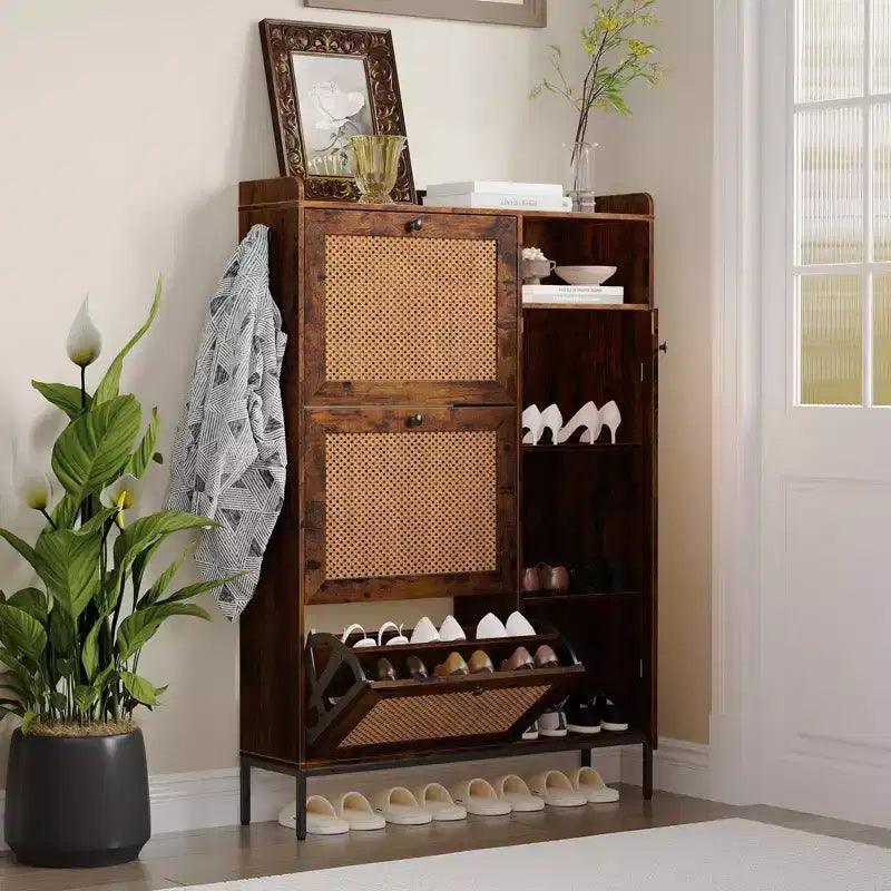 Meuble à Chaussures 3 Niveaux Acekool avec Tiroirs Basculants en Rotin Naturel, Étagères Réglables et Rangement Ouvert, Organisateur d'Entrée Disponible en Plusieurs Finitions