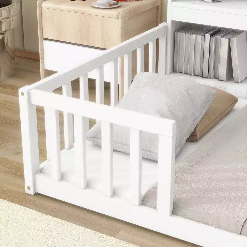 Cadre de lit double/complet Okak avec bibliothèque de chevet et barrières de sécurité, lit au sol de rangement sans porte pour chambre de bébés/enfants