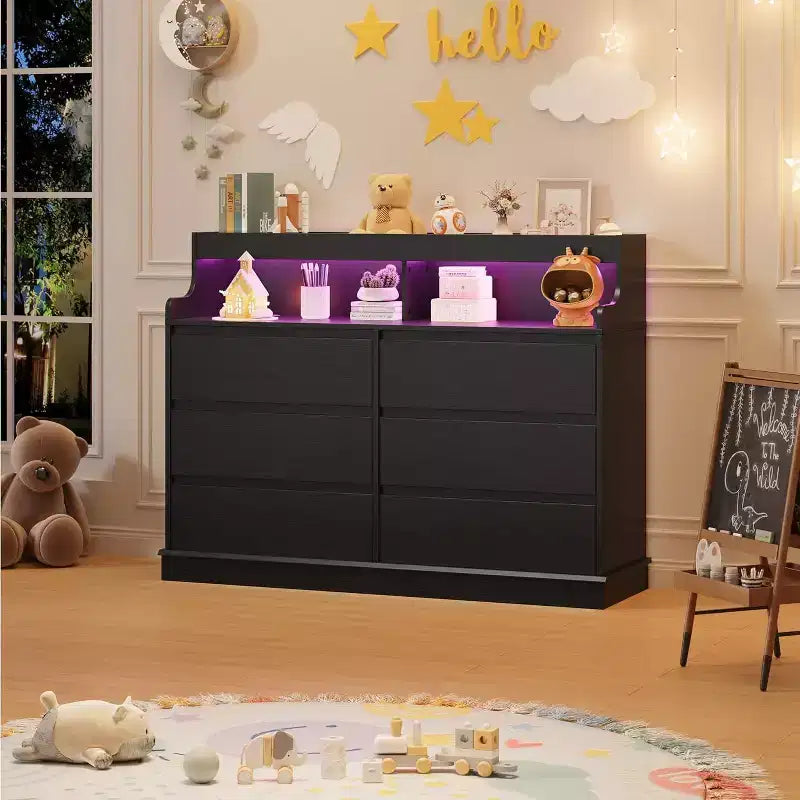 Commode de 51" de large, 6 tiroirs, commode moderne, avec lumières LED, station de charge, étagère ouverte, pour salon