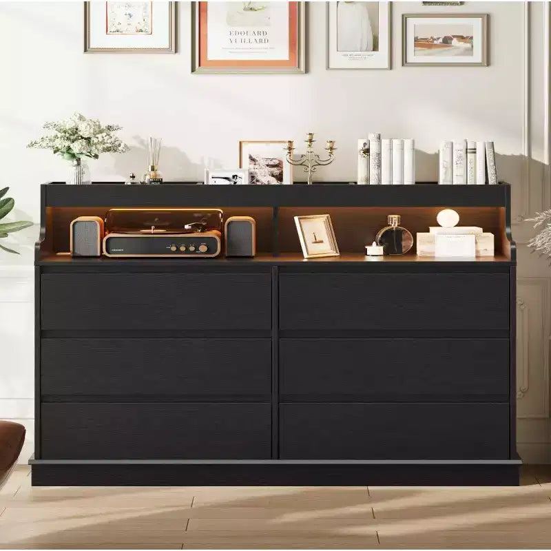 Commode de 51" de large, 6 tiroirs, commode moderne, avec lumières LED, station de charge, étagère ouverte, pour salon