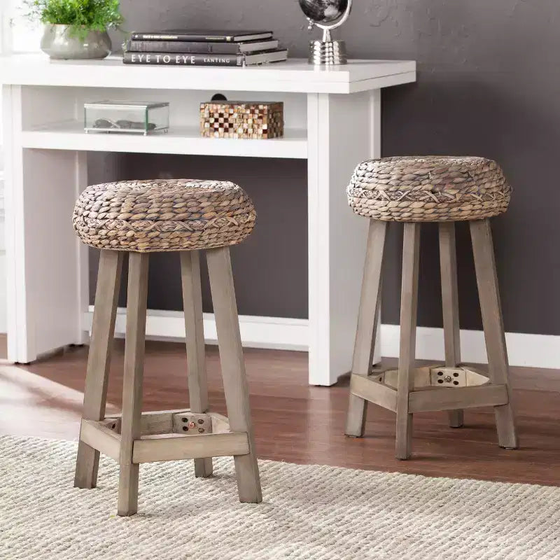 Tabourets ronds sans dossier en jacinthe d'eau Rutina de 61 cm (lot de 2) – Gris patiné – SEI