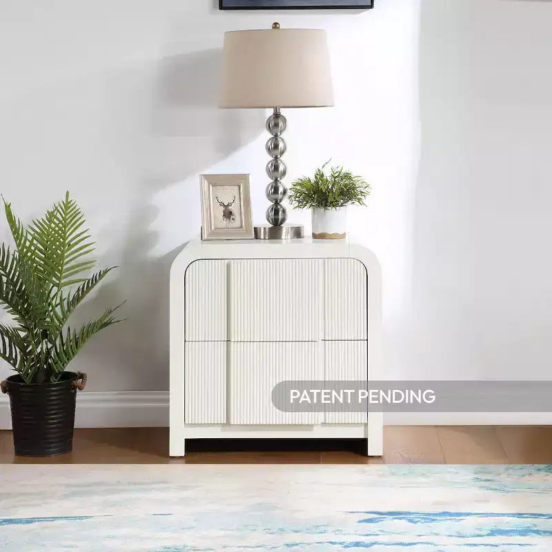 Meridian Furniture, Table de Chevet Cannelée