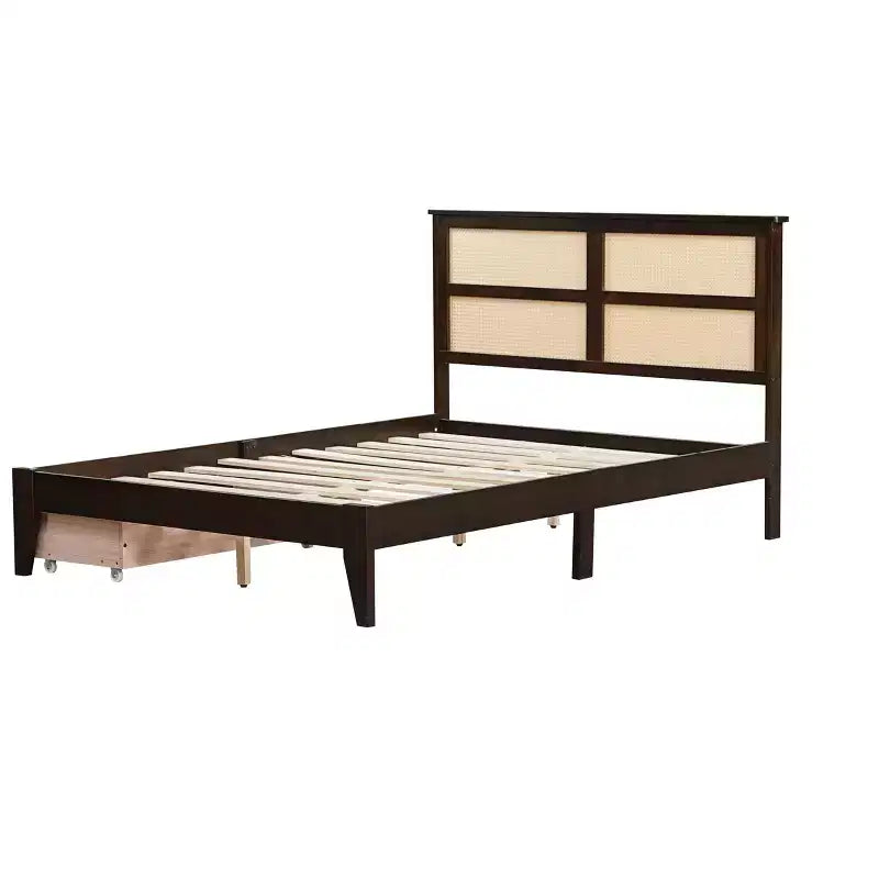 Lit double MAYEERTY avec tête de lit en rotin, deux tiroirs de rangement, lit en bois d'hévéa marron
