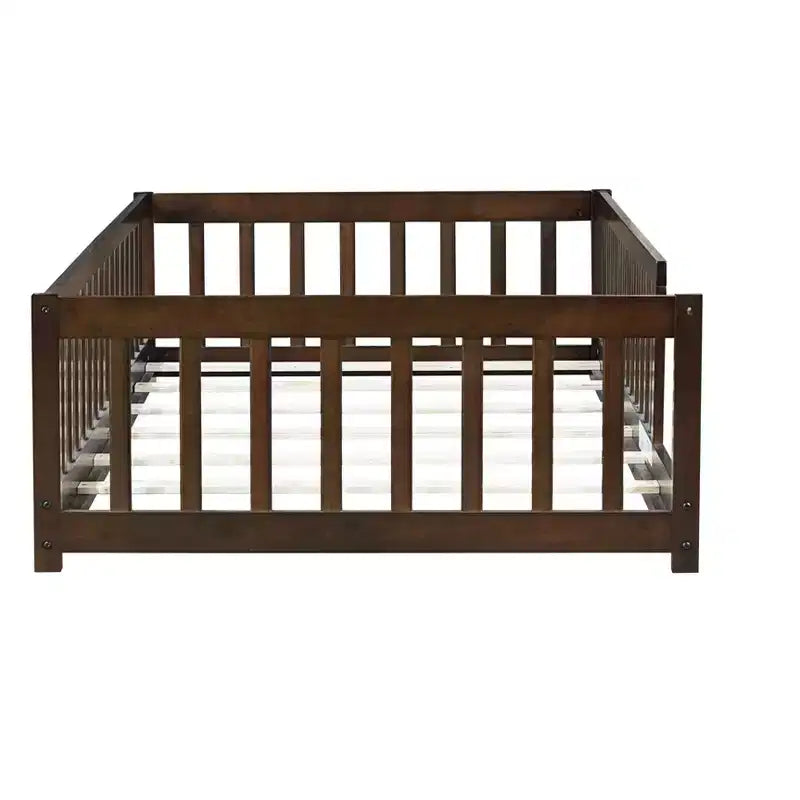 Lit double au sol MAYEERTY avec clôture sans porte, garde-corps en bois d'hévéa marron