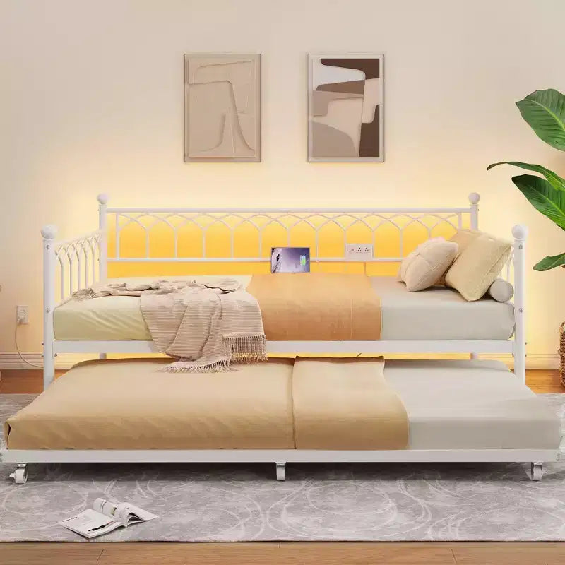 Cadre de lit plateforme en métal robuste GUSTOWAVE, avec station de recharge et lumières LED