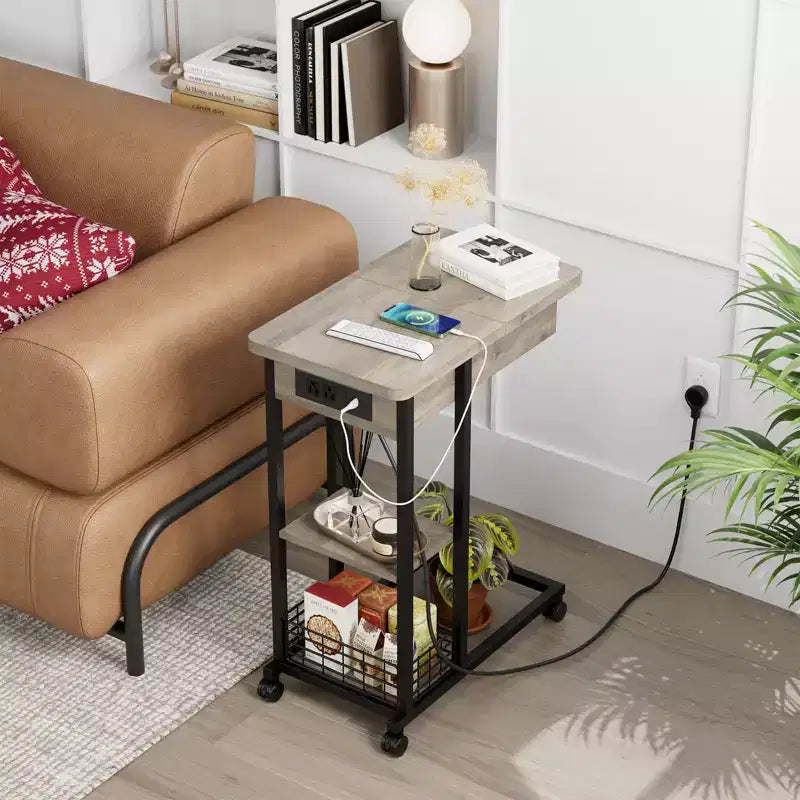 Table d'appoint en forme de C avec station de charge, Table d'appoint de canapé rabattable avec ports USB et prises, Table d'appoint étroite avec étagère de rangement à 3 niveaux - Gris