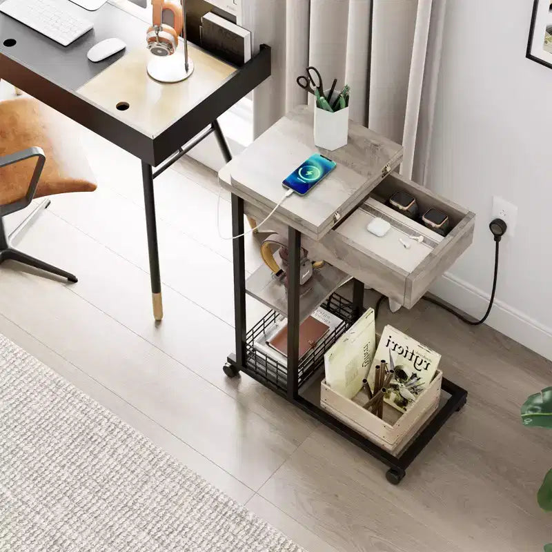 Table d'appoint en forme de C avec station de charge, Table d'appoint de canapé rabattable avec ports USB et prises, Table d'appoint étroite avec étagère de rangement à 3 niveaux - Gris