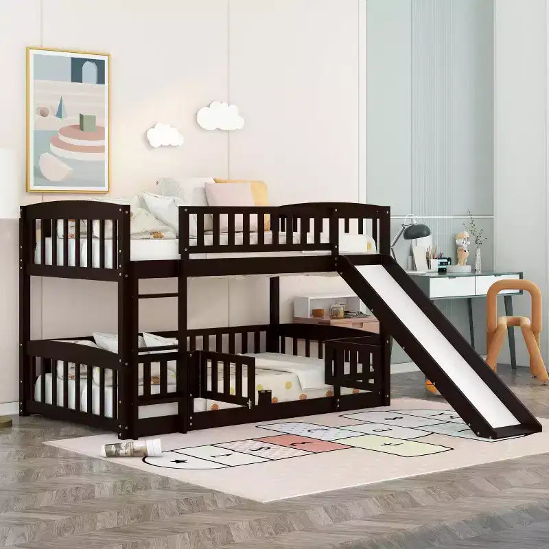 Lit superposé avec toboggan, lits superposés bas doubles avec clôture et échelle pour enfants et adolescents, blanc