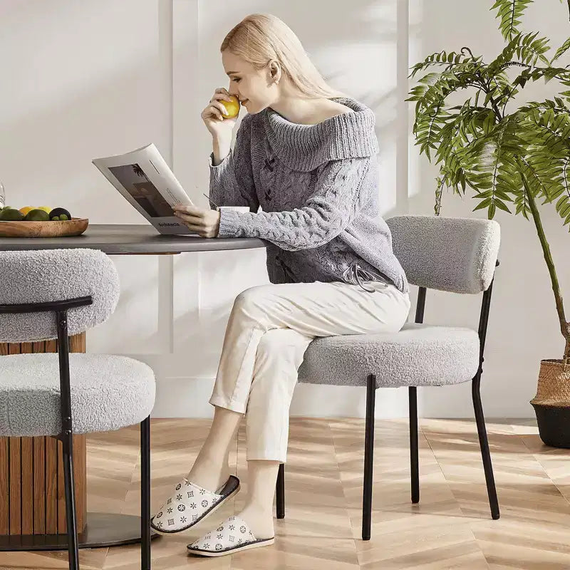 MAYEERTY Chaise de salle à manger confortable capitonnée, coussin d'assise gris, cadre en acier noir, dossier pour salle à manger et chambre à coucher