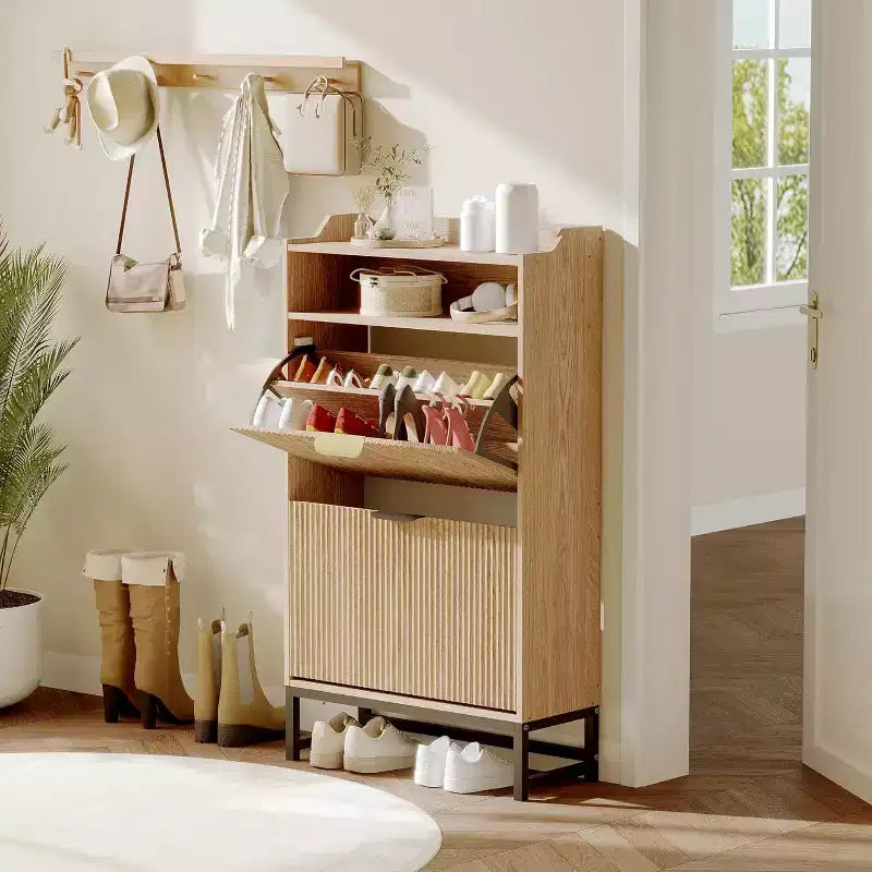 Meuble à chaussures cannelé avec 2 tiroirs basculants et étagère ouverte, organisateur de rangement moderne pour entrée, 44 po, étagère à chaussures en bois avec poignées dorées pour couloir et hall d'entrée