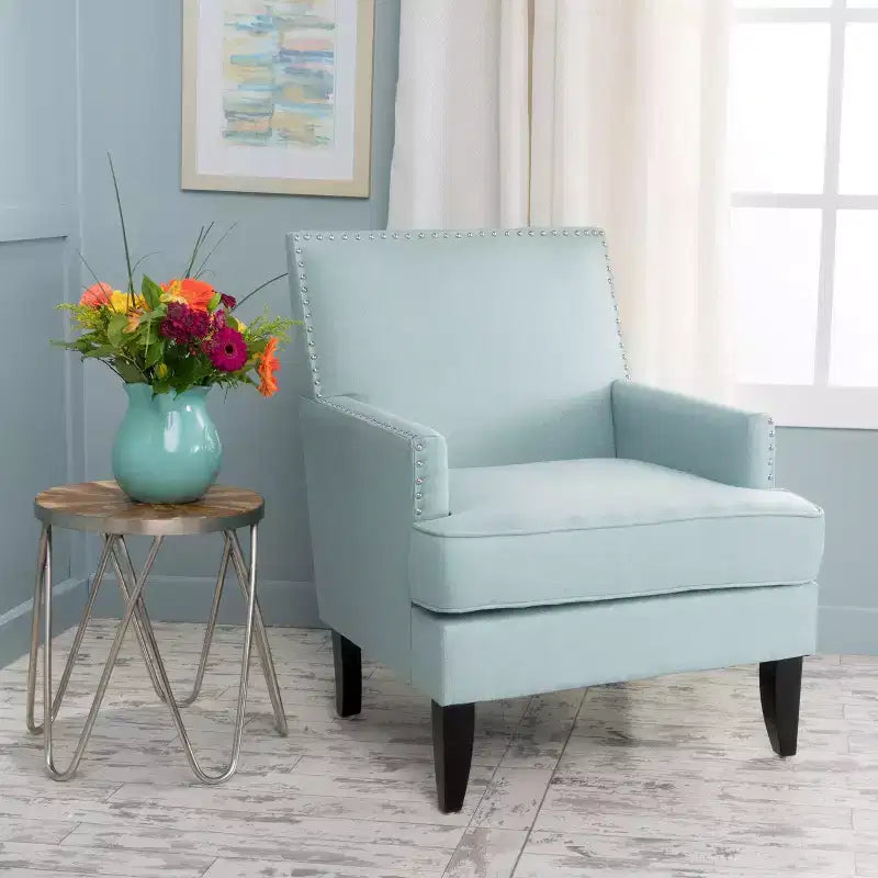 Fauteuil club contemporain GDFStudio Richardson en tissu rembourré avec clous décoratifs