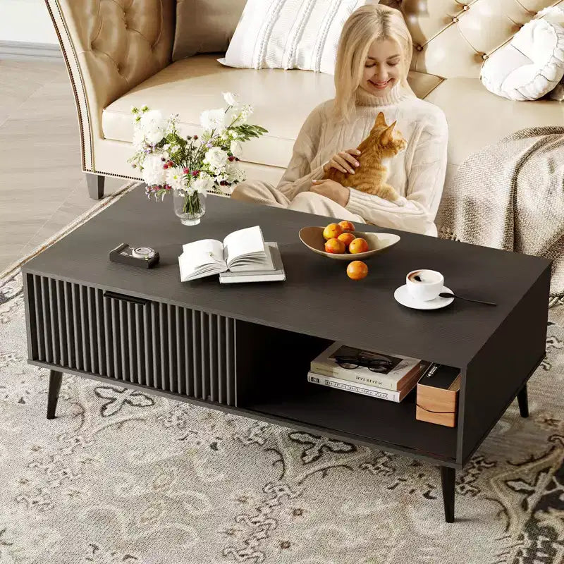 41.34 Table basse en bois avec meuble de rangement, conception à deux niveaux, portes coulissantes de style vague