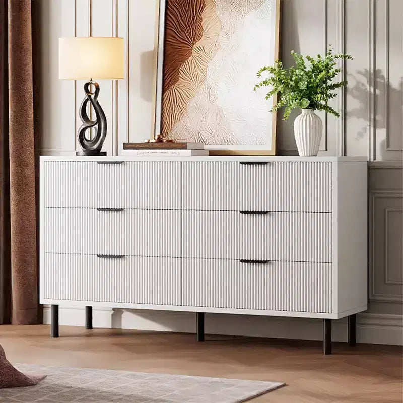 Commode moderne à 6 tiroirs cannelés de 54,7 po avec pieds et poignées en métal et dispositif anti-basculement pour chambre, salon ou couloir, chiffonnier