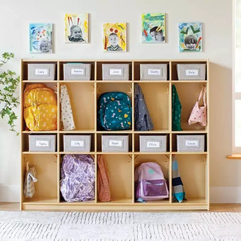Range-chaussures en bois à 10 compartiments Guidecraft EdQ pour salle de classe, organisateur de casiers en bois naturel pour enfants avec étagères et crochets pour manteaux