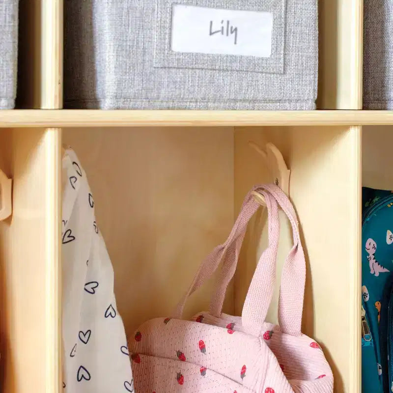 Range-chaussures en bois à 10 compartiments Guidecraft EdQ pour salle de classe, organisateur de casiers en bois naturel pour enfants avec étagères et crochets pour manteaux