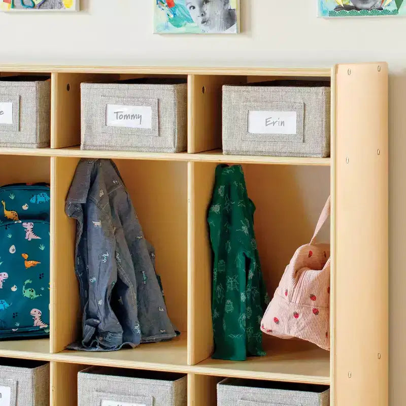 Range-chaussures en bois à 10 compartiments Guidecraft EdQ pour salle de classe, organisateur de casiers en bois naturel pour enfants avec étagères et crochets pour manteaux