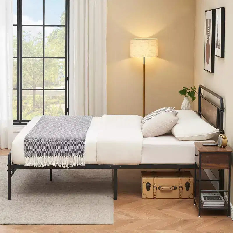 Cadre de lit plateforme grand format avec tête de lit rustique en bois vintage, sommier, support à lattes métalliques solides, aucun sommier tapissier requis