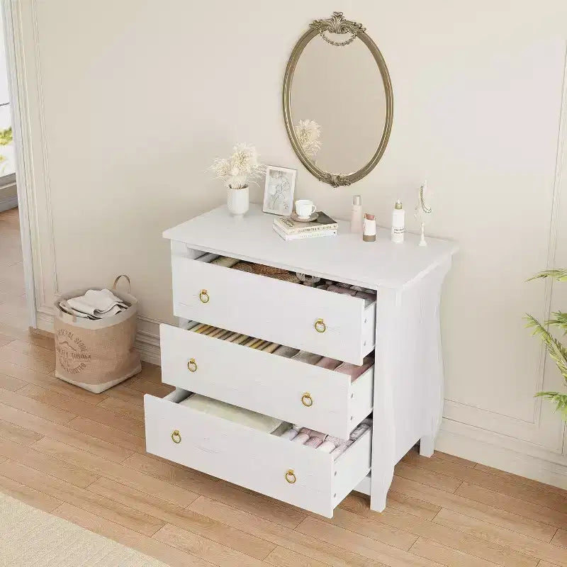 Commode à 3 tiroirs - Commode haute de style bohème avec pieds incurvés, accents en rotin et rangement autoportant pour salon, chambre, entrée ou balcon