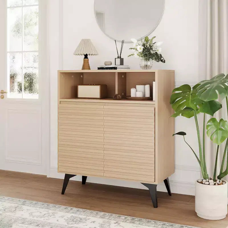 Meuble de rangement cannelé avec pieds en métal, buffet de style moderne du milieu du siècle, desserte avec rangement pour salon, couloir, entrée
