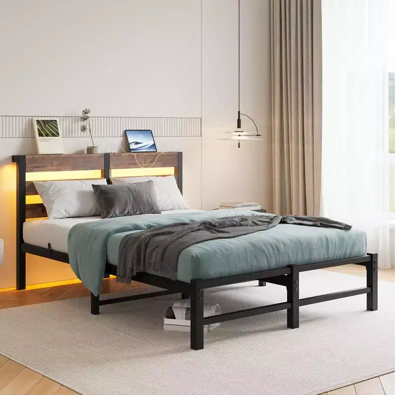 MAYEERTY Lit double en métal avec tête de lit en bois, étagère de rangement et chargeur intégré, silencieux, ne nécessite pas de sommier tapissier, marron rustique