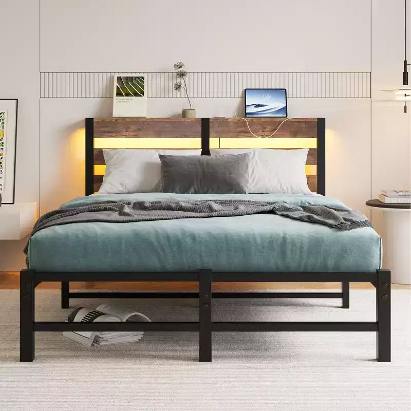 MAYEERTY Lit double en métal avec tête de lit en bois, étagère de rangement et chargeur intégré, silencieux, ne nécessite pas de sommier tapissier, marron rustique