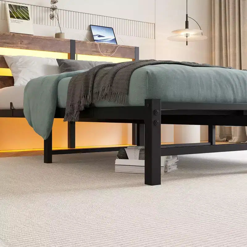 MAYEERTY Lit double en métal avec tête de lit en bois, étagère de rangement et chargeur intégré, silencieux, ne nécessite pas de sommier tapissier, marron rustique