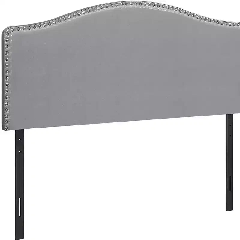Tête de lit Queen HomeRoots en similicuir gris capitonné avec garniture cloutée