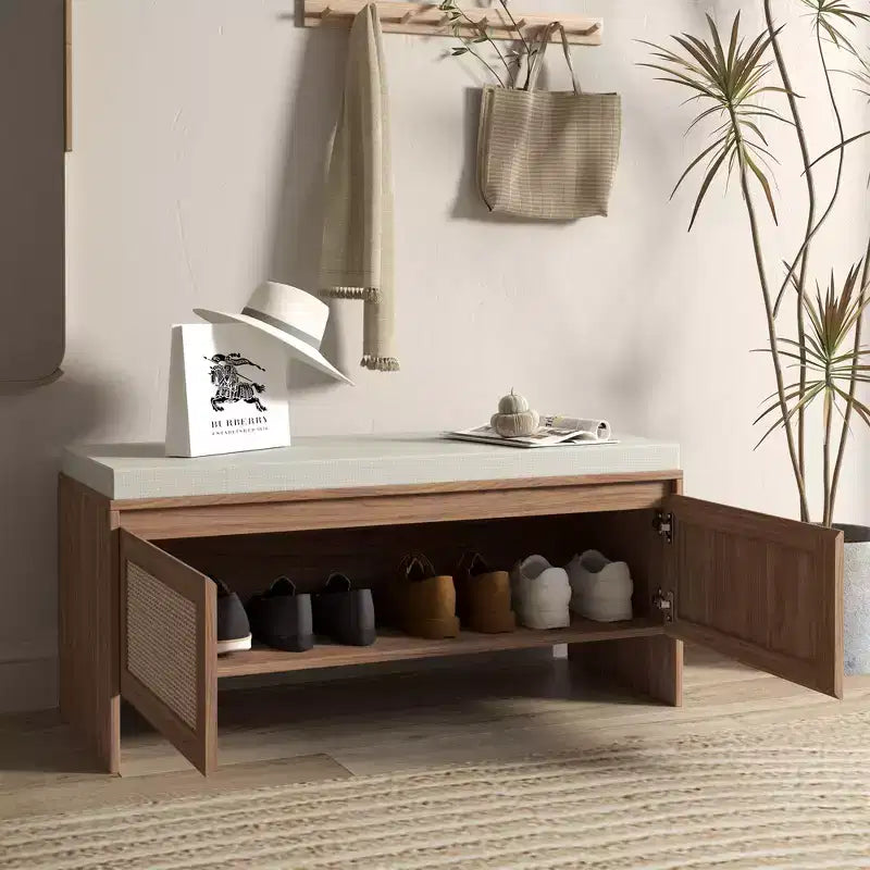 Banc de rangement pour chaussures d'entrée Gaylor de GDFStudio avec portes en rotin synthétique et coussin d'assise amovible