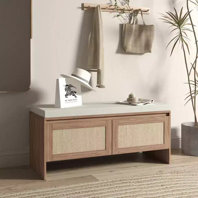 Banc de rangement pour chaussures d'entrée Gaylor de GDFStudio avec portes en rotin synthétique et coussin d'assise amovible