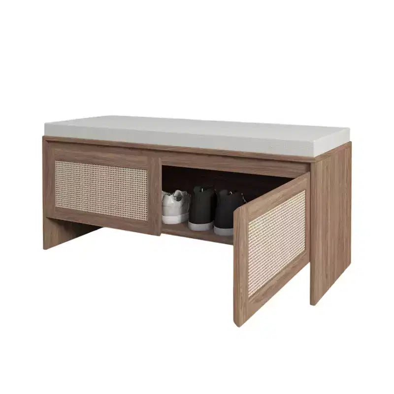 Banc de rangement pour chaussures d'entrée Gaylor de GDFStudio avec portes en rotin synthétique et coussin d'assise amovible