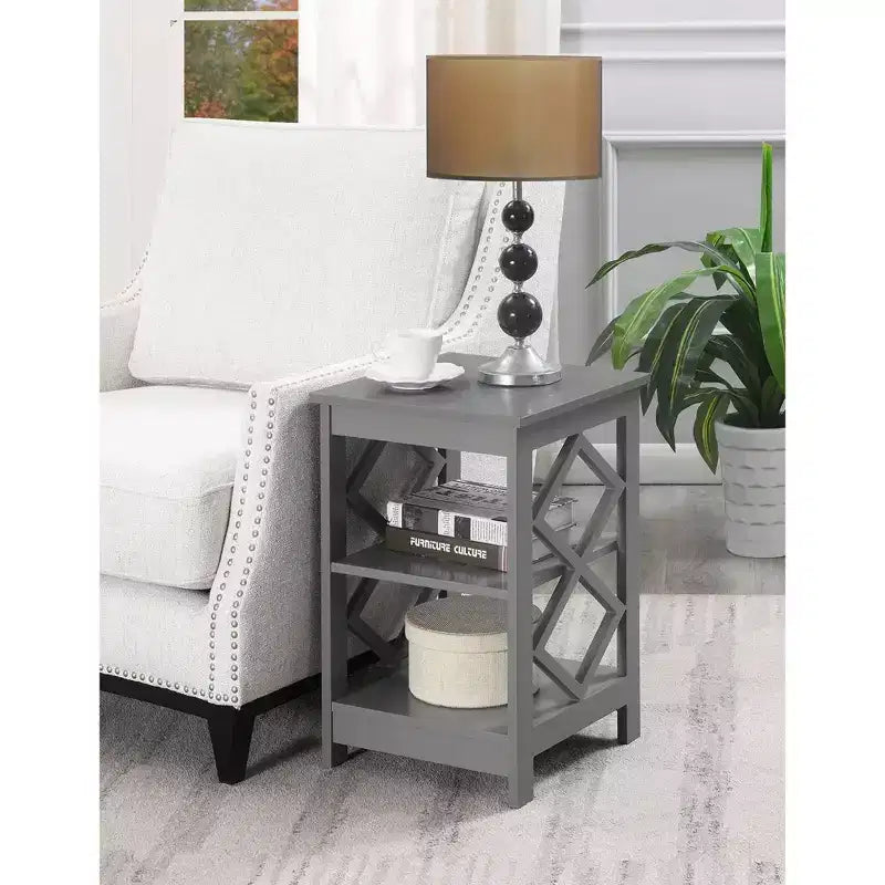 Table d'appoint Belmont Diamond de HomeStock avec étagères à trois niveaux et découpes décoratives latérales, table de rangement d'appoint contemporaine pour salon