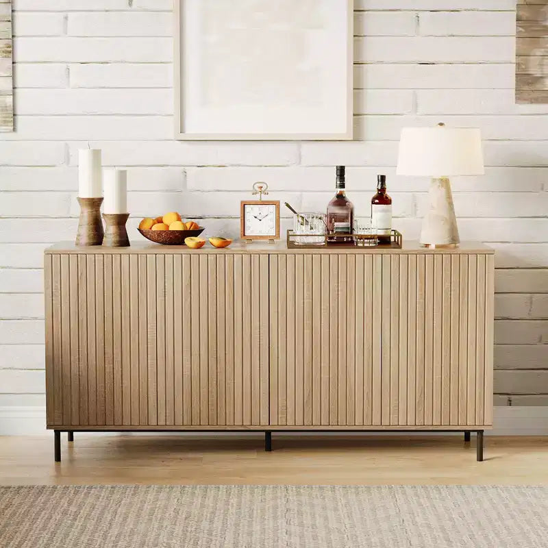 Meuble buffet-bahut cannelé avec 4 portes, étagères réglables et pieds en métal, pour salon et salle à manger