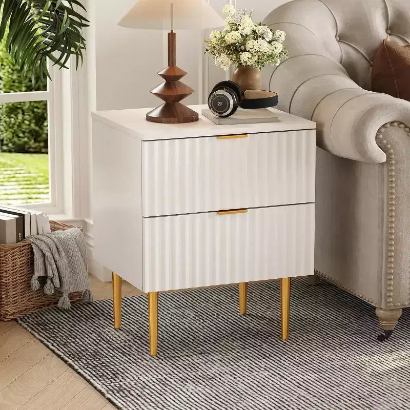 Table de chevet cannelée DobleePy avec 2 tiroirs de rangement, table de chevet moderne à base dorée pour chambre à coucher et appartement