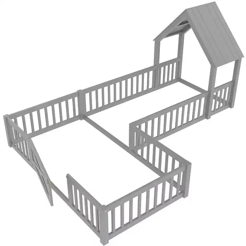 Lit au sol en bois naturel en forme de maison avec porte et barrières, taille double, 2 enfants