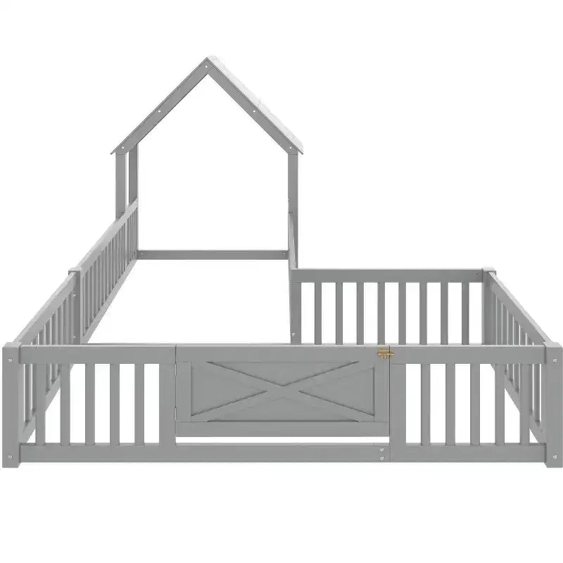 Lit au sol en bois naturel en forme de maison avec porte et barrières, taille double, 2 enfants