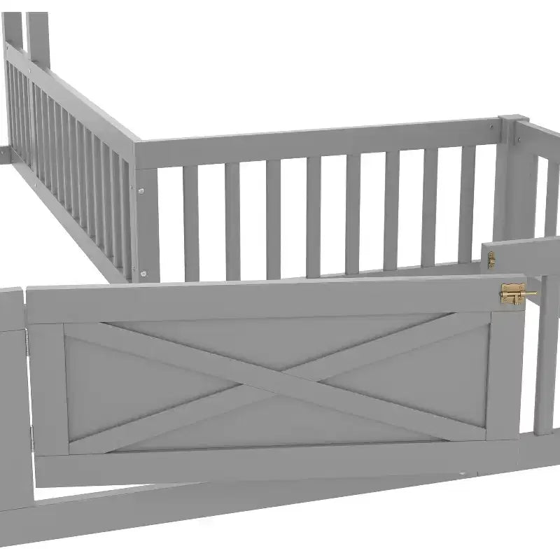 Lit au sol en bois naturel en forme de maison avec porte et barrières, taille double, 2 enfants