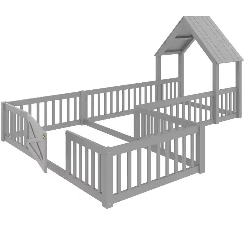 Lit au sol en bois naturel en forme de maison avec porte et barrières, taille double, 2 enfants